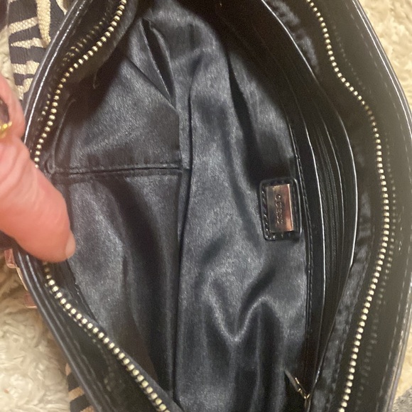 Guess clutch/wristlet zebra print - Picture 4 of 7